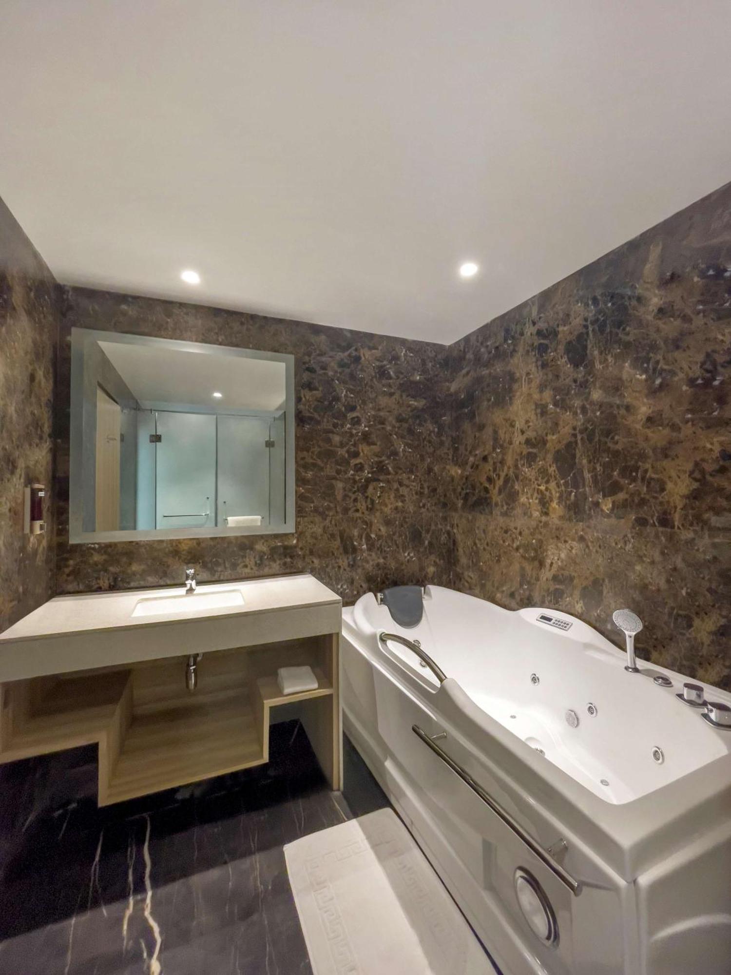 Radisson Hotel Bareilly Airport Kültér fotó